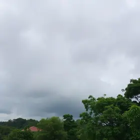 Botucatu céu nublado com pancadas rápidas de chuva